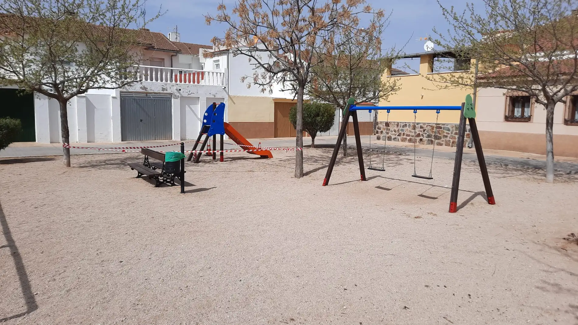 La Concejalía de Urbanismo trabaja en el arreglo de los parques infantiles de Quintanar