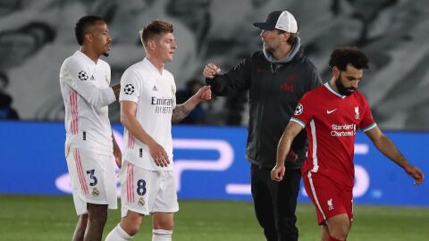 Kroos y Militao saludan a Klopp tras la victoria del Real Madrid sobre el Liverpool