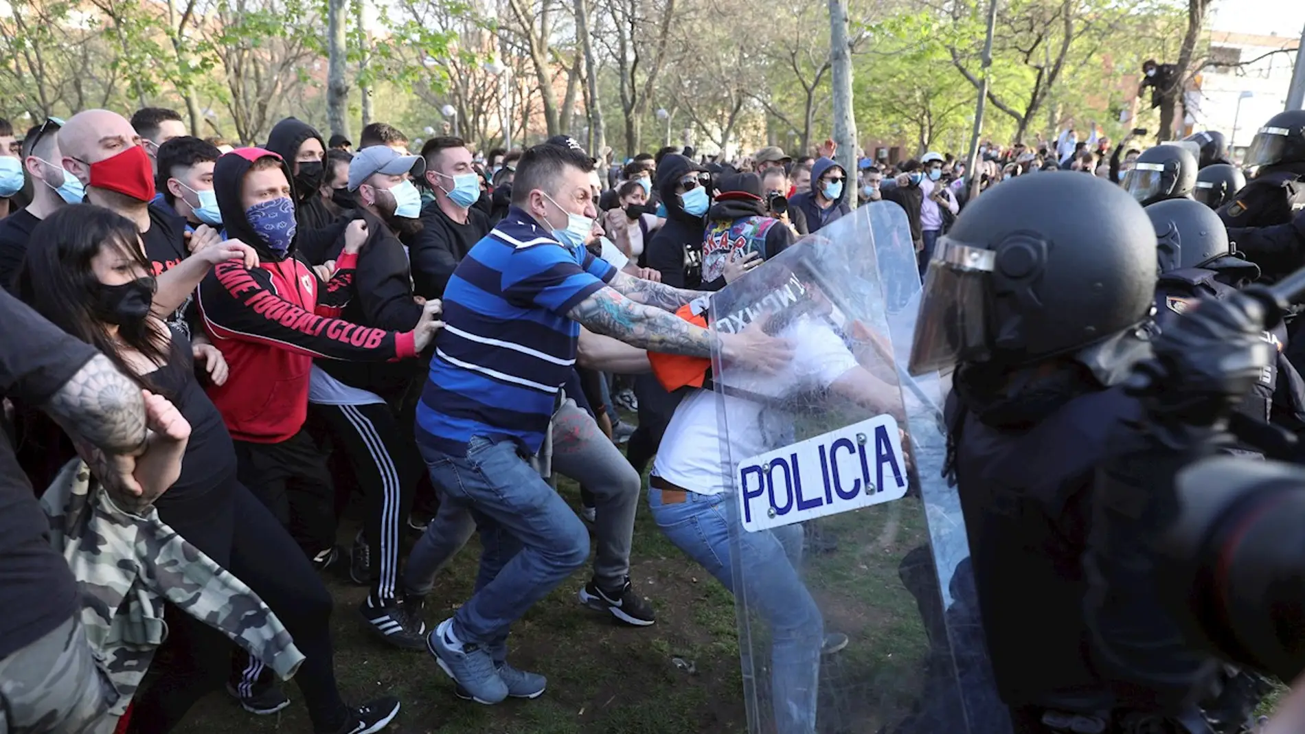 Tensión y cargas policiales durante el acto de Vox en Vallecas