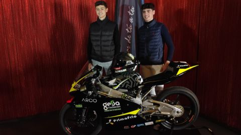 Fermín Aldeguer, piloto murciano (derecha), junto con su compañero de equipo Álex Escrig (izquierda), posando con la moto que conducirán en la próxima temporada