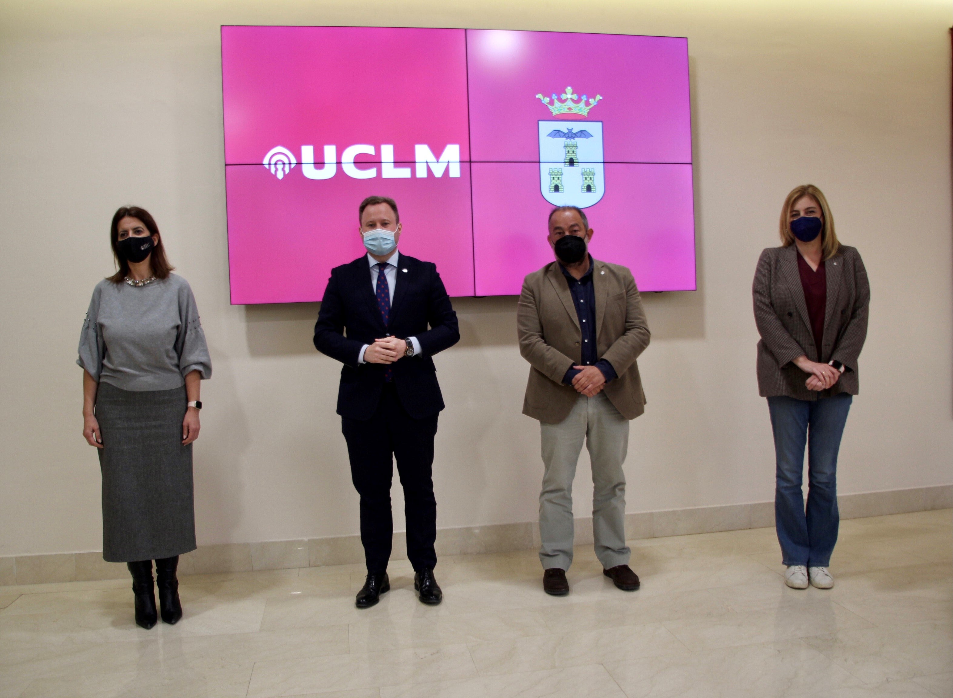 El Ayuntamiento y la UCLM trabajarán de manera conjunta para integrar el campus en la ciudad y sacar la ciencia a las calles El Ayuntamiento y la UCLM trabajarán de manera conjunta para integrar el campus en la ciudad y sacar la ciencia a las calles