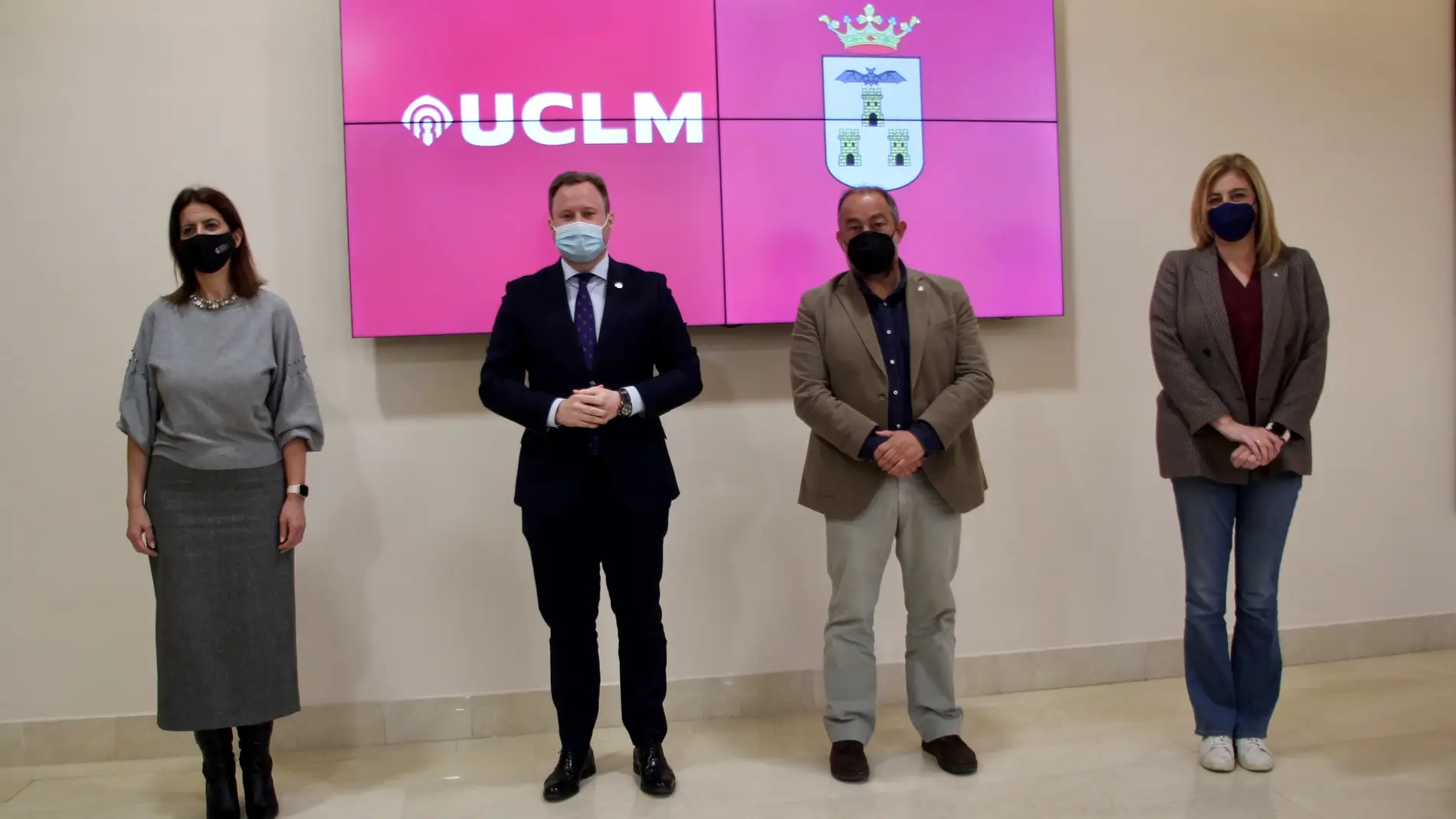Reunión mantenida entre el equipo de gobierno y el rector de la UCLM, Julián Garde, en el Ayuntamiento de Albacete. 