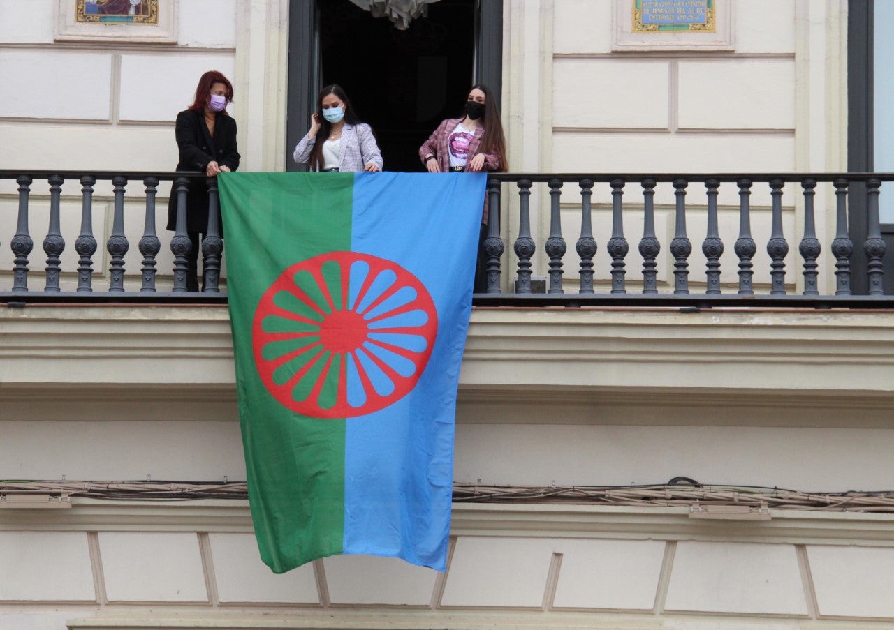 La bandera del pueblo gitano ondea del balcón del Ayuntamiento de Alcázar de San Juan La bandera del pueblo gitano ondea del balcón del Ayuntamiento de Alcázar de San Juan