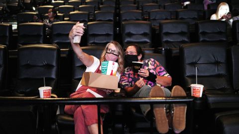 Dos espectadoras se hacen una fotograf&iacute;a en una sala de cine de Estados Unidos
