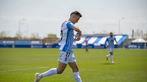 El jugador del Atlético Baleares, Alberto Gil, durante un partido El extremo valenciano celebra un gol