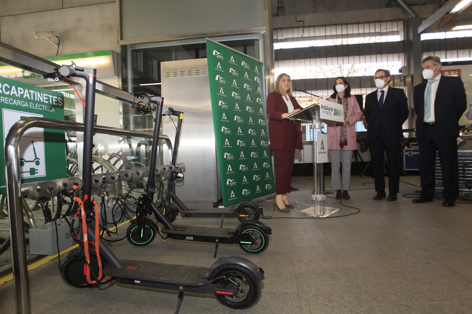 El Metro de Sevilla es el primero en España con estación y recarga gratis de patinetes eléctricos El Metro de Sevilla es el primero en España con estación y recarga gratis de patinetes eléctricos