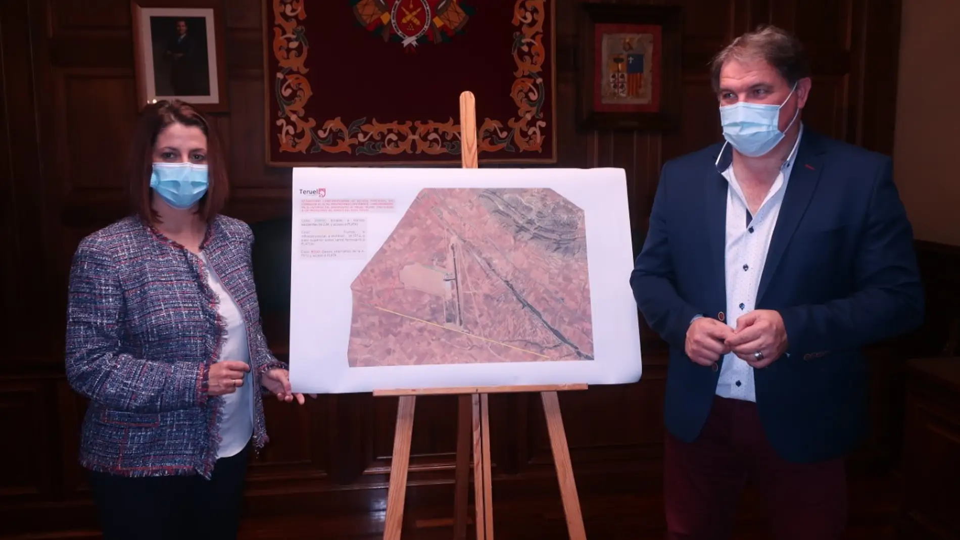 Emma Buj y Juan Carlos Cruzado muestran la propuesta de conexión del aeropuerto con Platea