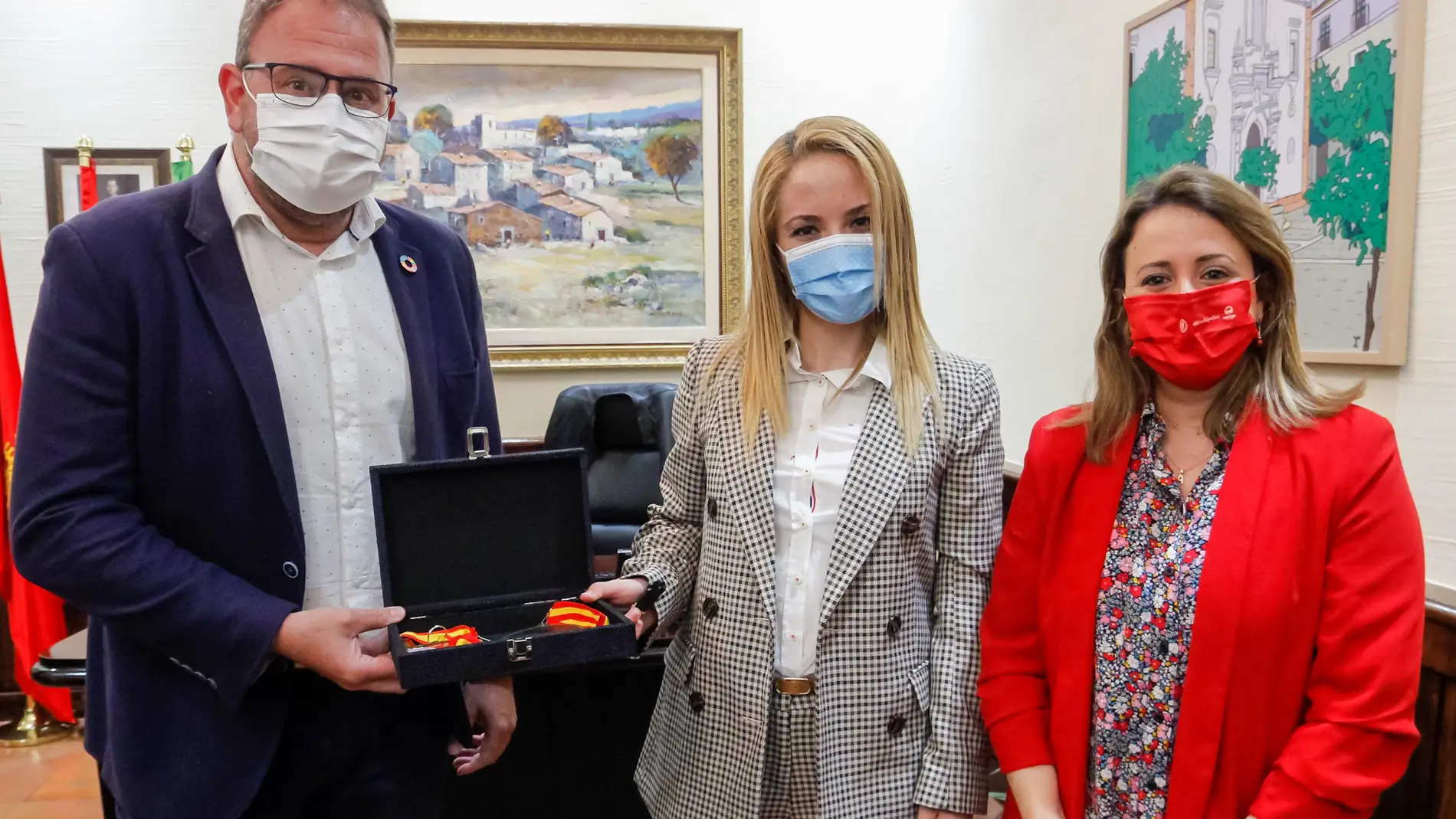 El Alcalde recibe a la karateka Nuria Escudero