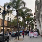 Instantes de la concentración celebrada en El Puerto para evitar el cierre de la Guardería Municipal