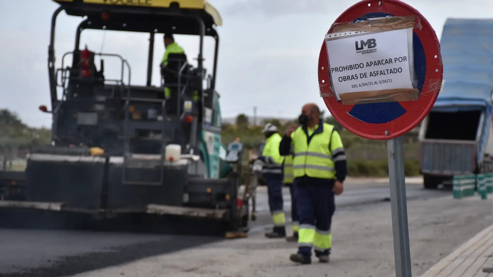 Comienzan los trabajos de asfaltado del Camino Viejo de Alicante