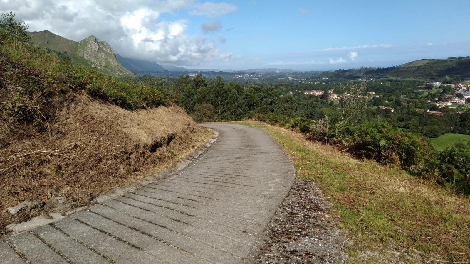 El Ayuntamiento de Llanes adjudica un segundo plan de desbroce para limpiar 700 km de caminos El Ayuntamiento de Llanes adjudica un segundo plan de desbroce para limpiar 700 km de caminos