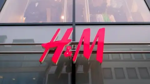 Logotipo H&M de una tienda Logotipo H&M de una tienda