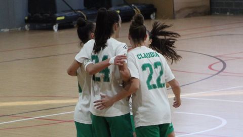 Jugadoras del Cl&iacute;nica Blasco Joventut d'elx celebran un gol.