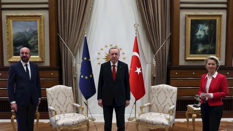 Presidente de turqu&iacute;a, Recep Tayyip Erdogan con la presidenta de la Comisi&oacute;n Europea, Ursula Von der Leyen y el presidente del Consejo Europeo, Charles Michel.