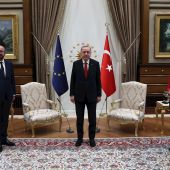 Presidente de turquía, Recep Tayyip Erdogan con la presidenta de la Comisión Europea, Ursula Von der Leyen y el presidente del Consejo Europeo, Charles Michel.