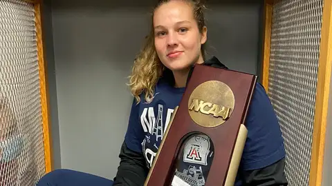 Marta García, posando con el trofeo de campeón de la Pac-12 Conference. Marta García, posando con el trofeo de campeón de la Pac-12 Conference.