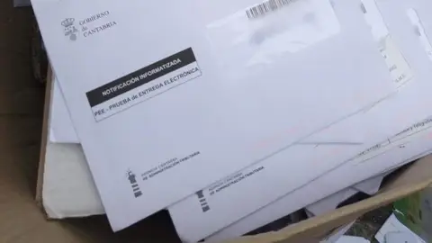 Notificaciones de la ACAT encontradas en la calle Agencia Cántabra de Administración Tributaria