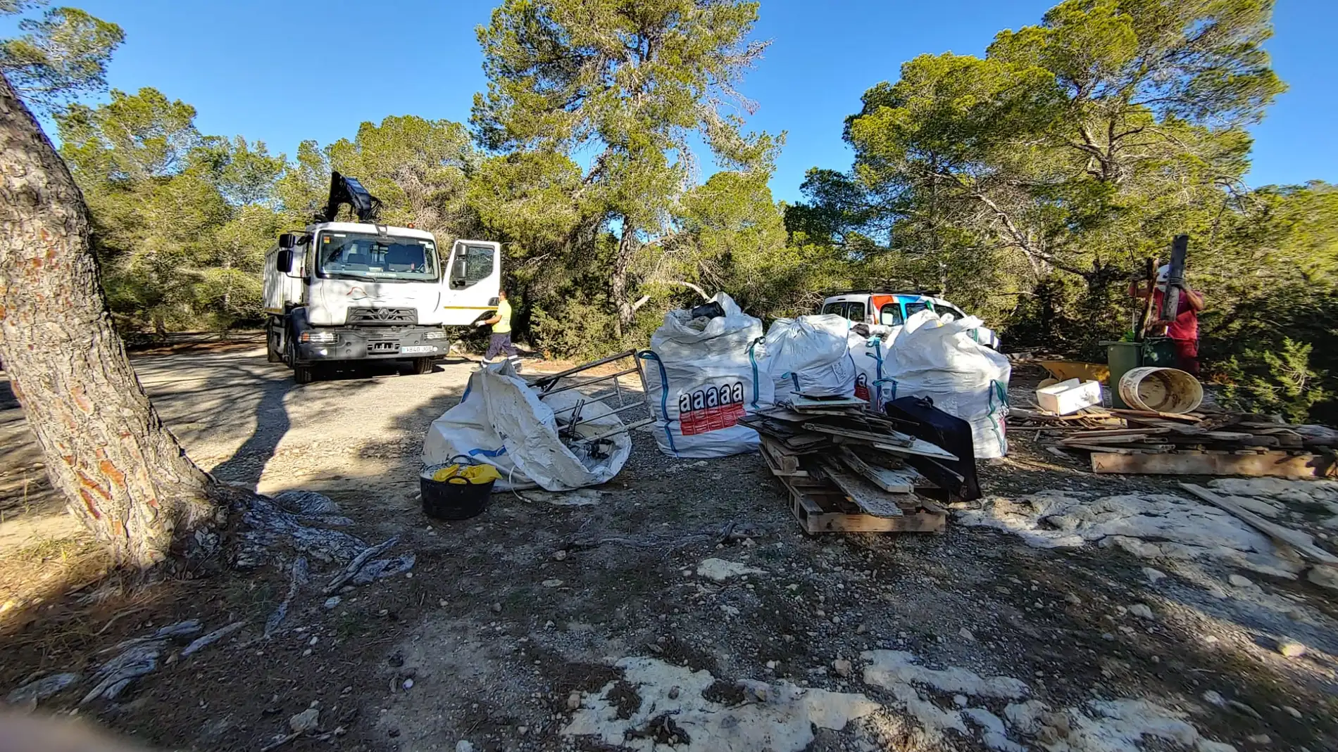 Los voluntarios de la Agrupación de Protección Civil de Sant Josep organizan la limpieza del fondo marino de Cala Balsa