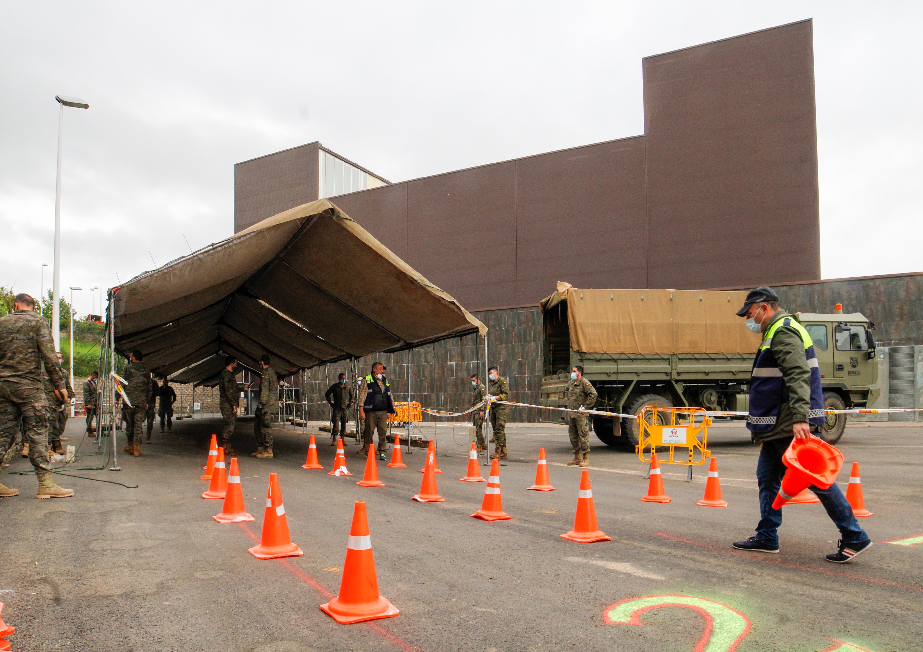 El ejército instala carpas en IFEME El ejército instala carpas en IFEME