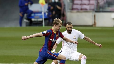 Benzema y De Jong luchan por la pelota en un Barcelona - Real Madrid