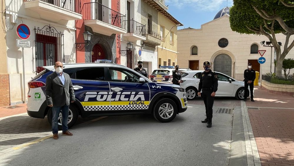 Los coches cuentan con mampara de seguridad y “todo lo necesario para que los agentes desarrollen su labor con garantías”, asegura el alcalde Los coches cuentan con mampara de seguridad y “todo lo necesario para que los agentes desarrollen su labor con garantías”, asegura el alcalde