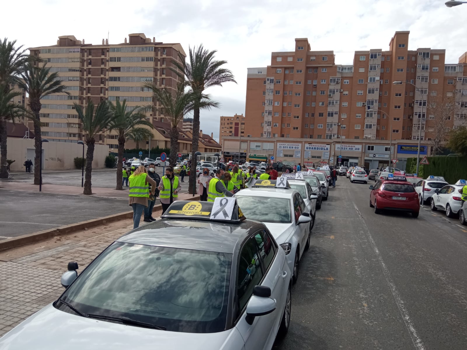 Mas de un centenar de coches de de autoescuela se manifiestan para exigir a la DGT que acabe con la lista de espera para los exámenes prácticos Mas de un centenar de coches de de autoescuela se manifiestan para exigir a la DGT que acabe con la lista de espera para los exámenes prácticos