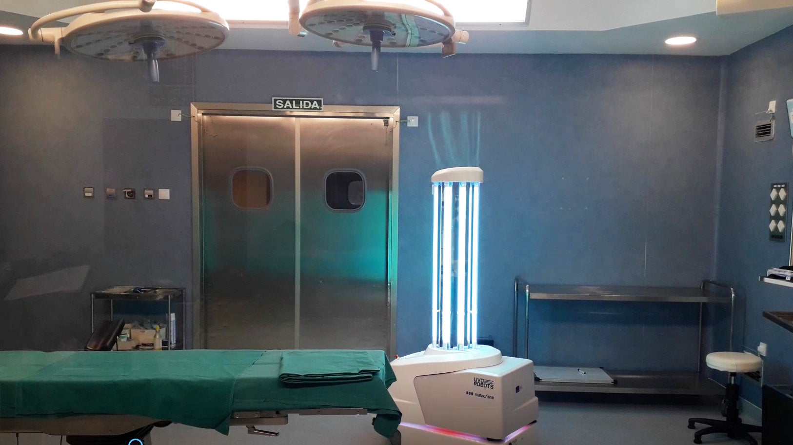 El robot elimina las bacterias, virus y hongos delas superficies con un 99,99% de eficacia de manera autónoma El robot elimina las bacterias, virus y hongos delas superficies con un 99,99% de eficacia de manera autónoma