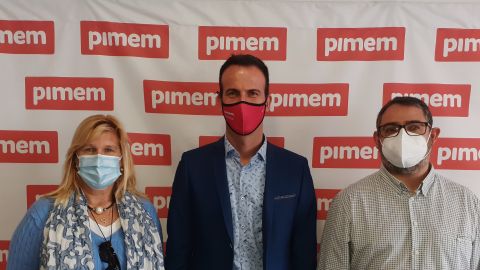 Álex Frailes, portavoz de la &#39;Plataforma Sí a los Cruceros&#39;, junto al presidente de PIMEM, Jordi Mora, y el presidente de la asociación Proguías Turísticos de Mallorca, Gabriel Rosales.