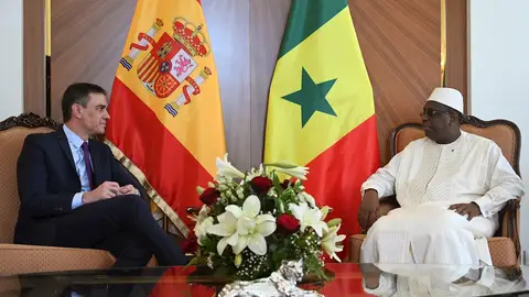 El presidente del Gobierno, Pedro Sánchez (i), y el presidente de la República de Senegal, Macky Sall, durante la reunión que ambos han mantenido este viernes en el Palacio Presidencial de Dakar, en el marco de la visita oficial del jefe del Ejecutivo español a Senegal El presidente del Gobierno, Pedro Sánchez (i), y el presidente de la República de Senegal, Macky Sall, durante la reunión que ambos han mantenido este viernes en el Palacio Presidencial de Dakar, en el marco de la visita oficial del jefe del Ejecutivo español a Senegal