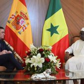 El presidente del Gobierno, Pedro Sánchez (i), y el presidente de la República de Senegal, Macky Sall, durante la reunión que ambos han mantenido este viernes en el Palacio Presidencial de Dakar, en el marco de la visita oficial del jefe del Ejecutivo español a Senegal