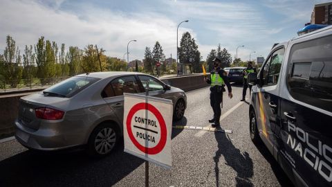 Agentes de la Polic&iacute;a Nacional en un control en la Nacional V para vigilar el cumplimiento de las restricciones a la movilidad