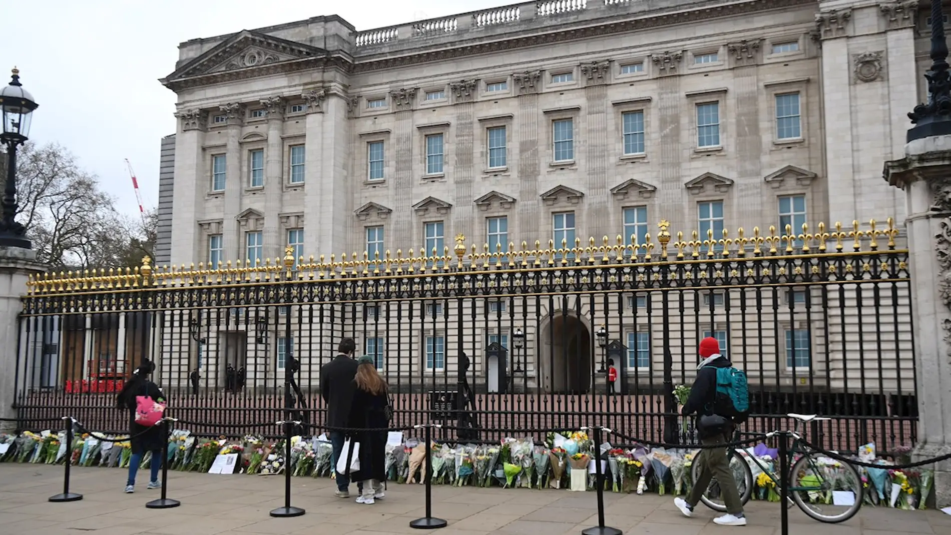 Flores depositadas en el exterior del Palacio de Buckingham, en Londres, este sábado, en homenaje al principe Felipe