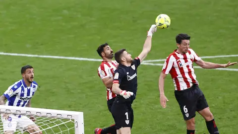 El portero del Athletic de Bilbao Unai Simón despeja un balón junto al delantero del Deportivo Alavés Joselu El portero del Athletic de Bilbao Unai Simón despeja un balón junto al delantero del Deportivo Alavés Joselu