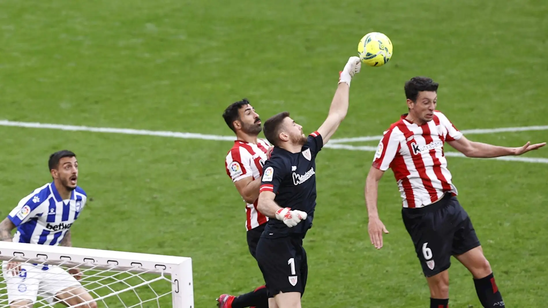  El portero del Athletic de Bilbao Unai Simón despeja un balón junto al delantero del Deportivo Alavés Joselu