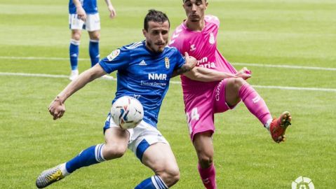 Christian Fern&aacute;ndez disputa un bal&oacute;n con un jugador de Las Palmas. 