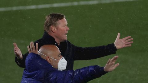 El t&eacute;cnico holand&eacute;s del FC Barcelona, Ronald Koeman, protesta un posible penalti en el &aacute;rea del Real Madrid