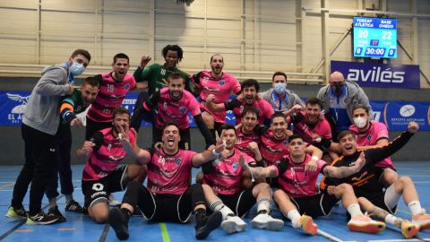 Los jugadores del Base Oviedo celebran su trunfo en Avil&eacute;s