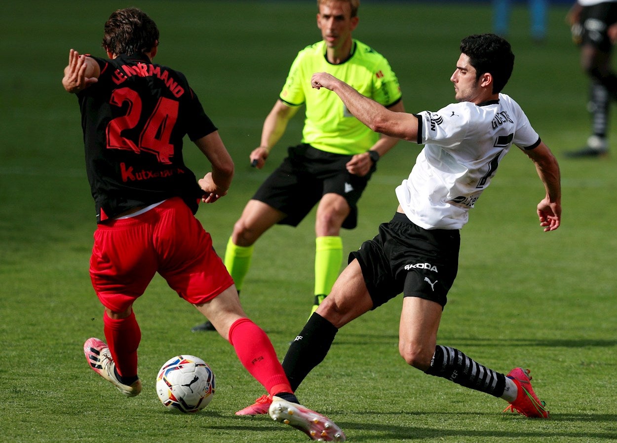 El Valencia neutraliza la ventaja de la Real Sociedad en un choque parejo El Valencia neutraliza la ventaja de la Real Sociedad en un choque parejo