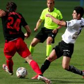 El delantero portugués del Valencia Gonçalo Guedes lucha por el balón con el defensa galo Robin Le Normand, de la Real Sociedad