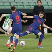 Los jugadores del Atlético de Madrid, Saúl Ñiguez y el mexicano Hector Herrera, disputan el balón ante el jugador del Betis Los jugadores del Atlético de Madrid, Saúl Ñiguez y el mexicano Hector Herrera, disputan el balón ante el jugador del Betis