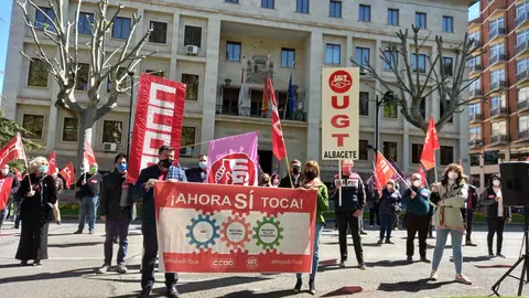 Manifestación de CCOO y UGT frente a las puertas de la Subdelegación del Gobierno en Albacete. Manifestación de CCOO y UGT frente a las puertas de la Subdelegación del Gobierno en Albacete.