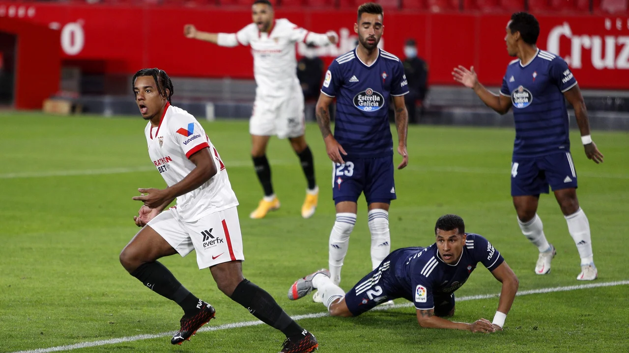 Koundé celebra un tanto en un Sevilla-Celta en el Sánchez-Pizjuán