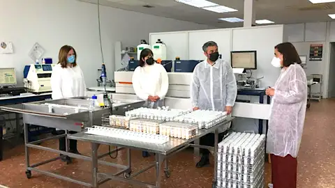 Un momento de la visita al LILA Un momento de la visita al LILA