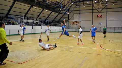El equipo salinero consigue encarrilar el partido tras una buena primera mitad y una gran segunda parte balonmano