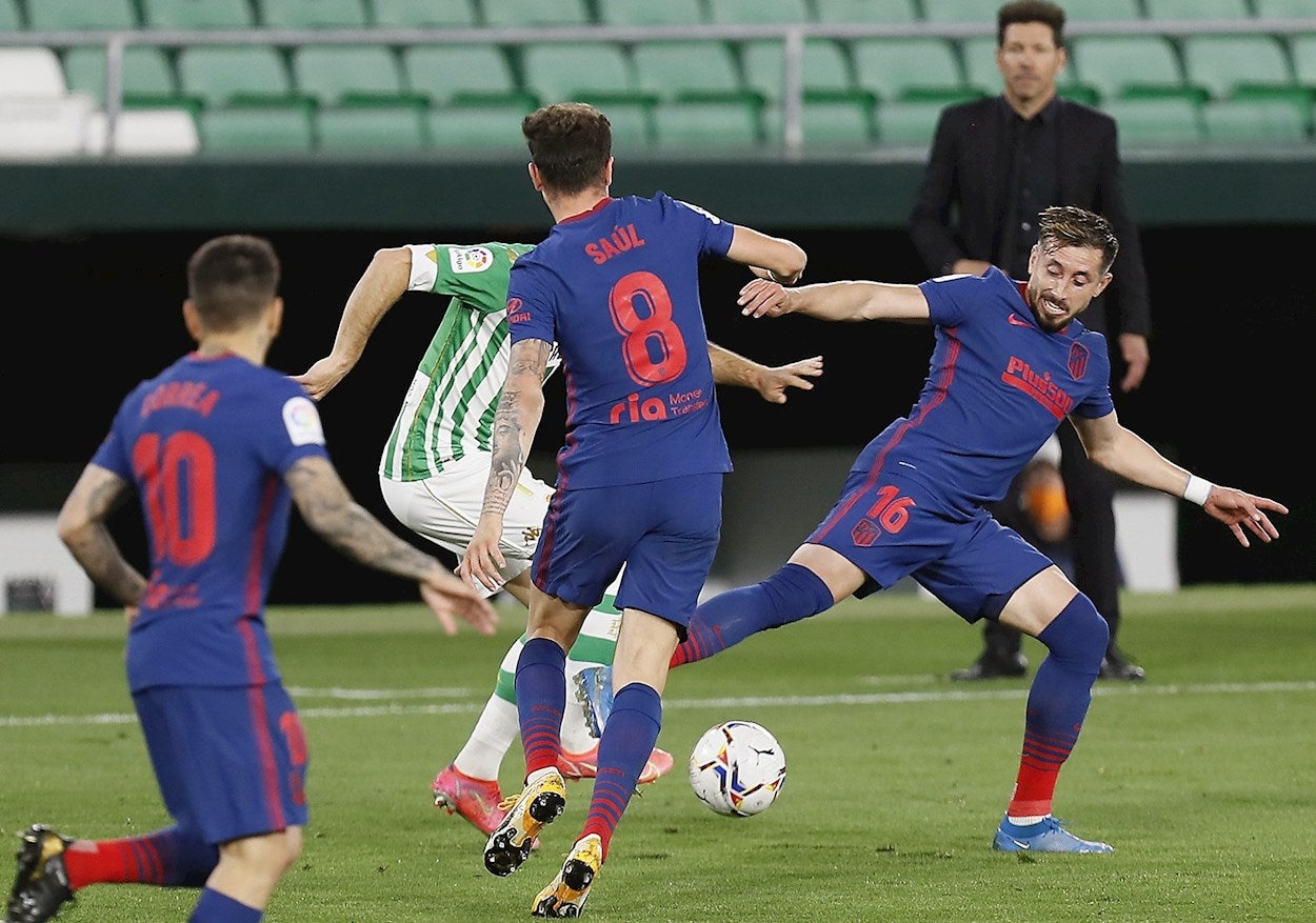 El Atlético de Madrid se agarra al liderato ante el empuje de Real Madrid y Barcelona El Atlético de Madrid se agarra al liderato ante el empuje de Real Madrid y Barcelona