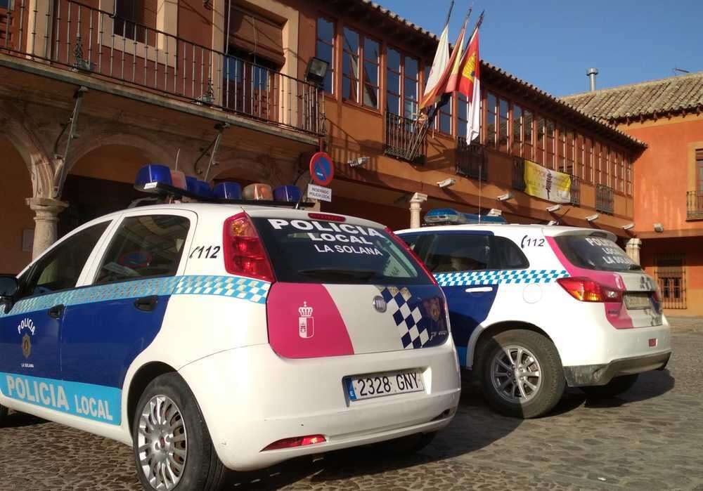 Denuncian una fiesta ilegal en La Solana por superar el máximo legal de personas y por obstruir la labor policial Denuncian una fiesta ilegal en La Solana por superar el máximo legal de personas y por obstruir la labor policial