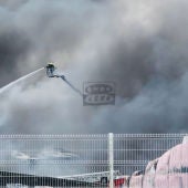 Un incendio asola el polígono de O Ceao en Lugo