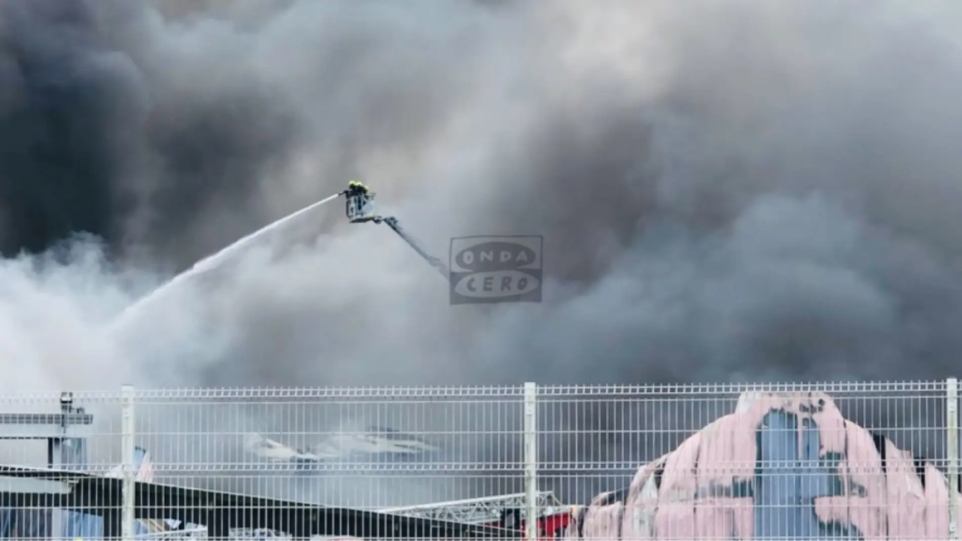 Un incendio asola el polígono de O Ceao en Lugo