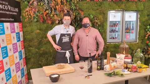 El cocinero Daniel Yranzo y el presidente de la Comarca de Cinco Villas, Santos Navarro