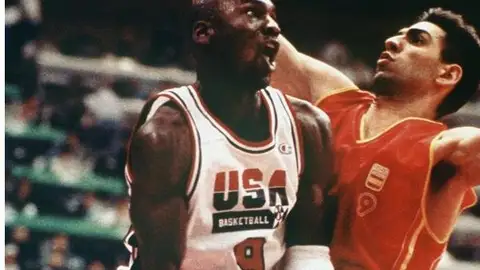 Santiago Aldama con Michael Jordan en un partido en EEUU Santiago Aldama con Michael Jordan en un partido en EEUU
